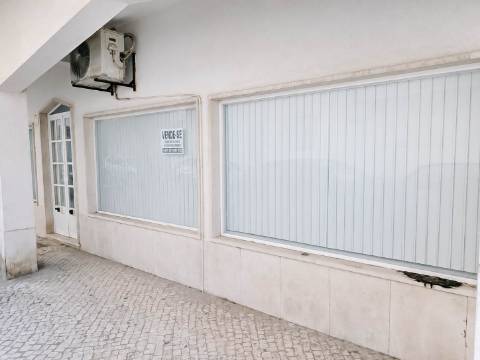 Loja Comercial junto à Praia de Monte Gordo - Ideal para Investimento