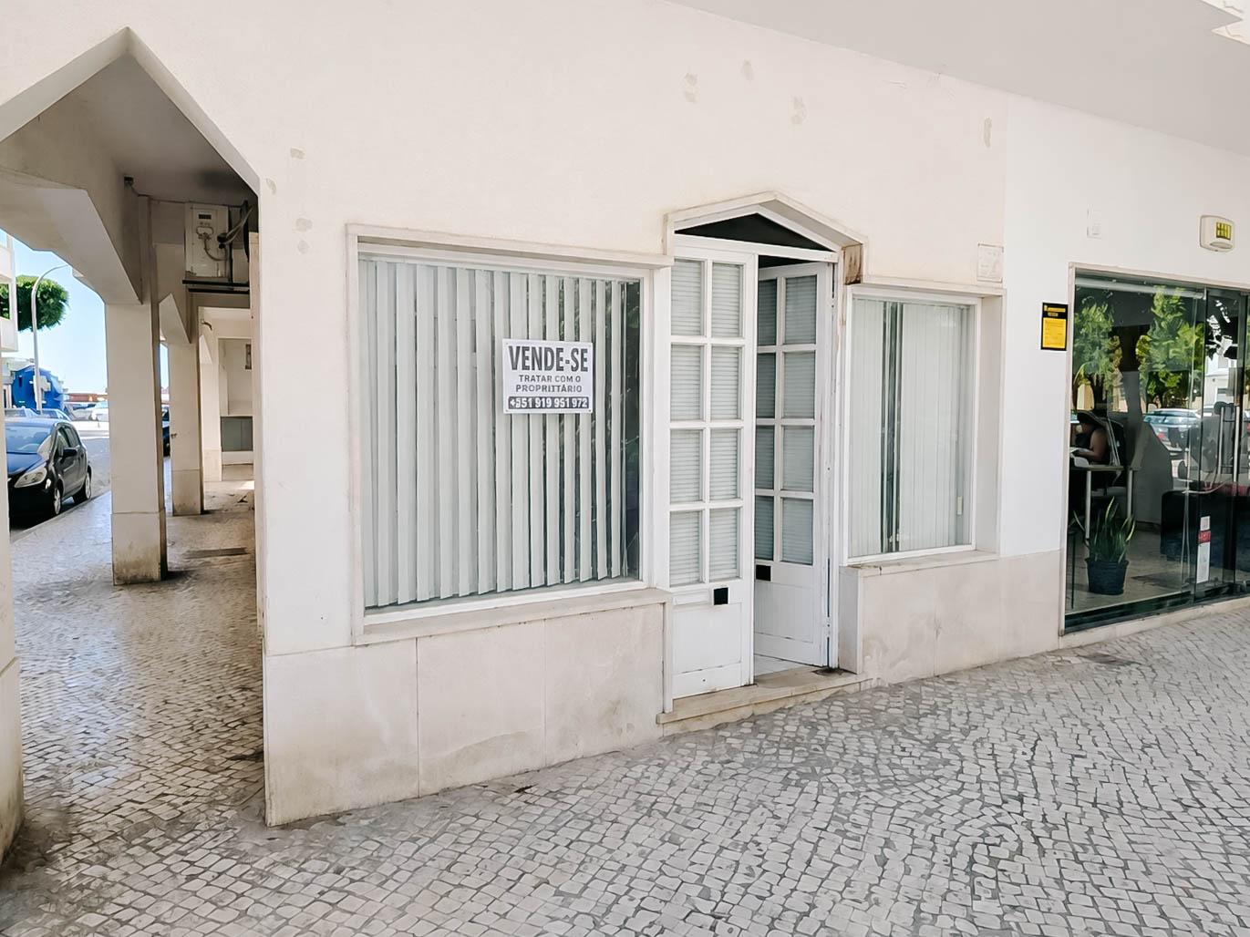 Loja Comercial junto à Praia de Monte Gordo - Ideal para Investimento