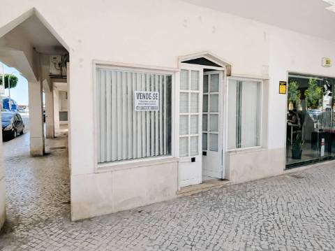 Loja Comercial junto à Praia de Monte Gordo - Ideal para Investimento
