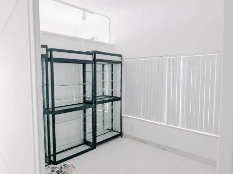 Loja Comercial junto à Praia de Monte Gordo - Ideal para Investimento