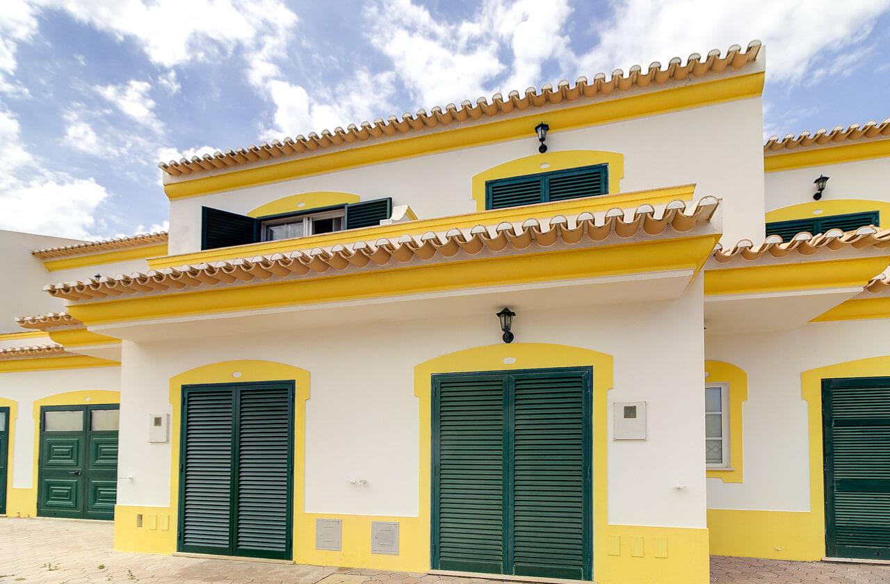 Encantadora moradia T2 totalmente mobilada, integrada num exclusivo condomínio fechado com garagem privativa. A curta distância a pé da praia.