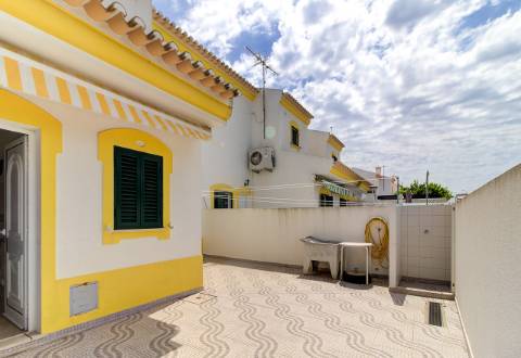 Encantadora moradia T2 totalmente mobilada, integrada num exclusivo condomínio fechado com garagem privativa. A curta distância a pé da praia.