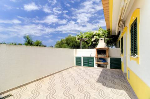 Encantadora moradia T2 totalmente mobilada, integrada num exclusivo condomínio fechado com garagem privativa. A curta distância a pé da praia.