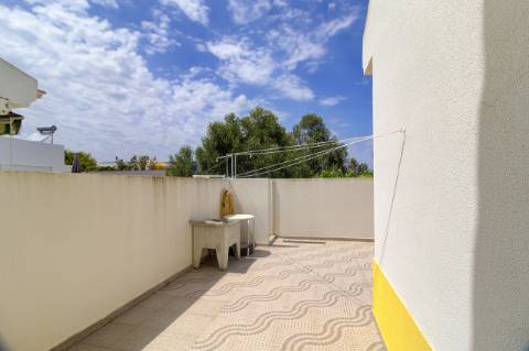 Encantadora moradia T2 totalmente mobilada, integrada num exclusivo condomínio fechado com garagem privativa. A curta distância a pé da praia.