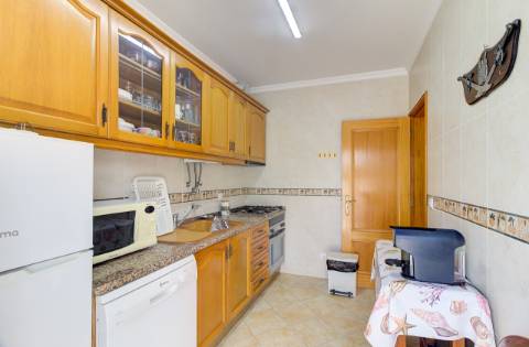 Encantadora moradia T2 totalmente mobilada, integrada num exclusivo condomínio fechado com garagem privativa. A curta distância a pé da praia.