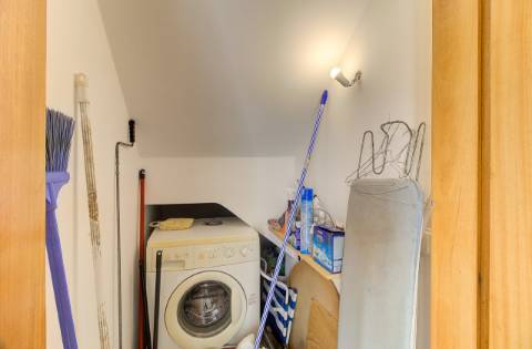 Encantadora moradia T2 totalmente mobilada, integrada num exclusivo condomínio fechado com garagem privativa. A curta distância a pé da praia.