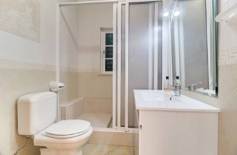 Encantadora moradia T2 totalmente mobilada, integrada num exclusivo condomínio fechado com garagem privativa. A curta distância a pé da praia.