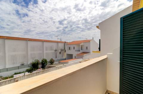Encantadora moradia T2 totalmente mobilada, integrada num exclusivo condomínio fechado com garagem privativa. A curta distância a pé da praia.