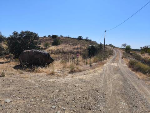 TERRENO COM 15360 M2 - COM ÁGUA E LUZ JA INSTALOS E A FUNCIONAR - FURO - TANQUE DE REGA - VEDAÇÃO - VINHA - VALE PEREIRO - MONTINHO - CASTRO MARIM - ALGARVE