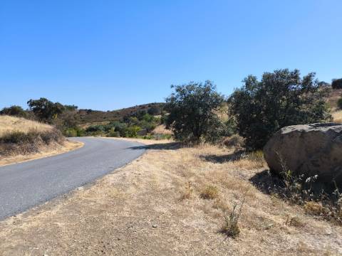 TERRENO COM 15360 M2 - COM ÁGUA E LUZ JA INSTALOS E A FUNCIONAR - FURO - TANQUE DE REGA - VEDAÇÃO - VINHA - VALE PEREIRO - MONTINHO - CASTRO MARIM - ALGARVE