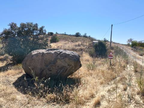 TERRENO COM 15360 M2 - COM ÁGUA E LUZ JA INSTALOS E A FUNCIONAR - FURO - TANQUE DE REGA - VEDAÇÃO - VINHA - VALE PEREIRO - MONTINHO - CASTRO MARIM - ALGARVE