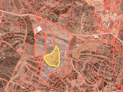 TERRENO COM 15360 M2 - COM ÁGUA E LUZ JA INSTALOS E A FUNCIONAR - FURO - TANQUE DE REGA - VEDAÇÃO - VINHA - VALE PEREIRO - MONTINHO - CASTRO MARIM - ALGARVE
