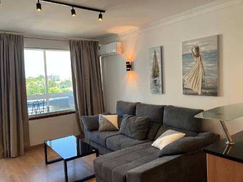 T1+1 Renovado com Vista Mar em Vilamoura - Elegância, Conforto e Localização de Excelência
