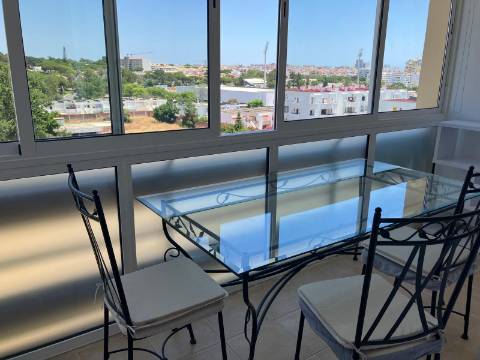 T1+1 Renovado com Vista Mar em Vilamoura - Elegância, Conforto e Localização de Excelência
