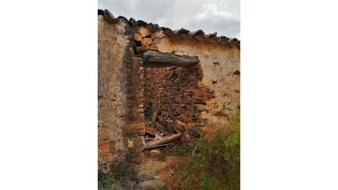 MORADIA T2 - COM TERRENO DE 3628 M2 - CONFRONTA COM RIBEIRO - EM RUÍNAS NO CURAL DA PEDRA - JUNTO AO RIBEIRO - TAVIRA - ALGARVE
