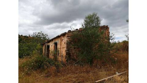 MORADIA T2 - COM TERRENO DE 3628 M2 - CONFRONTA COM RIBEIRO - EM RUÍNAS NO CURAL DA PEDRA - JUNTO AO RIBEIRO - TAVIRA - ALGARVE
