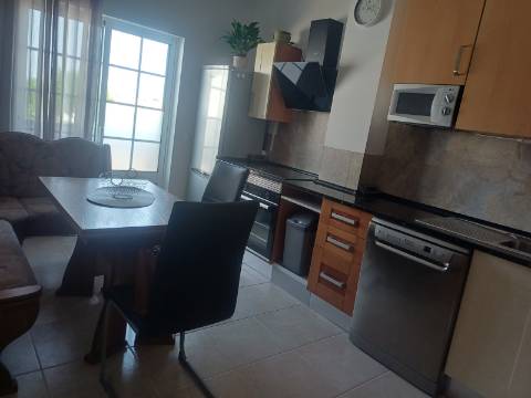 Andar de Moradia T2 para Arrendamento Sazonal na Manta Rota