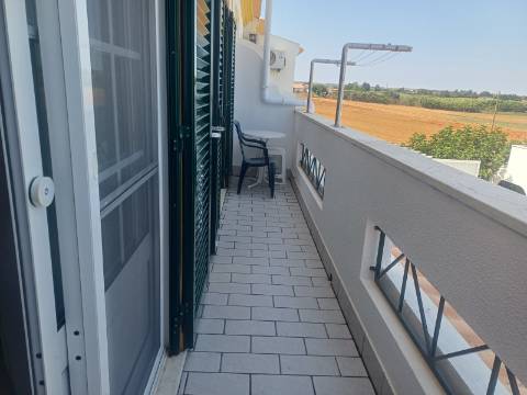 Andar de Moradia T2 para Arrendamento Sazonal na Manta Rota