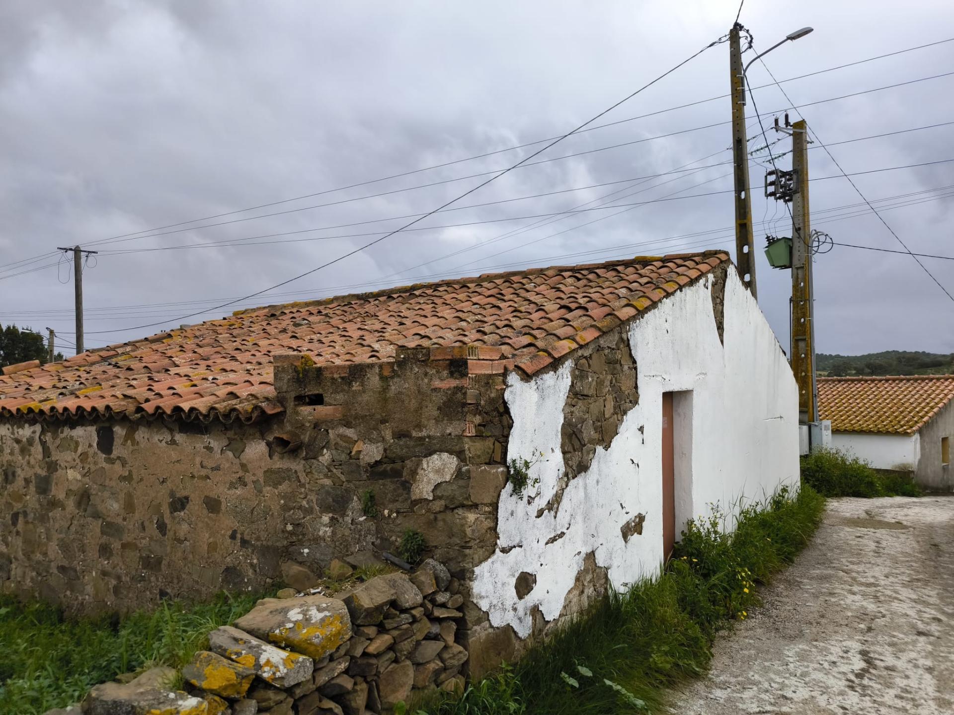 MORADIA COM TERRENO EM RUINAS - COM 600 M2 - PARA HABITAÇÃO - TURISMO - COM TERRENO DE 600 M2 - EM MILFRADES - VAQUEIROS - ALCOUTIM - ALGARVE