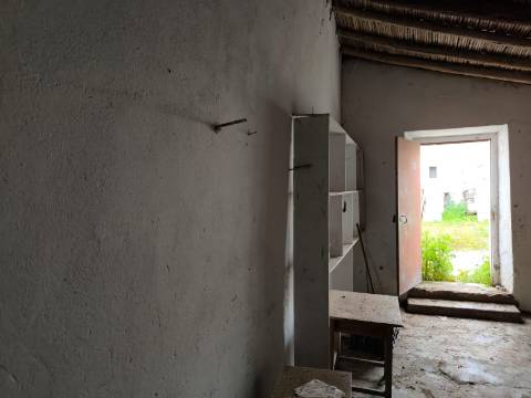MORADIA COM TERRENO EM RUINAS - COM 600 M2 - PARA HABITAÇÃO - TURISMO - COM TERRENO DE 600 M2 - EM MILFRADES - VAQUEIROS - ALCOUTIM - ALGARVE