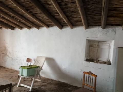 MORADIA COM TERRENO EM RUINAS - COM 600 M2 - PARA HABITAÇÃO - TURISMO - COM TERRENO DE 600 M2 - EM MILFRADES - VAQUEIROS - ALCOUTIM - ALGARVE