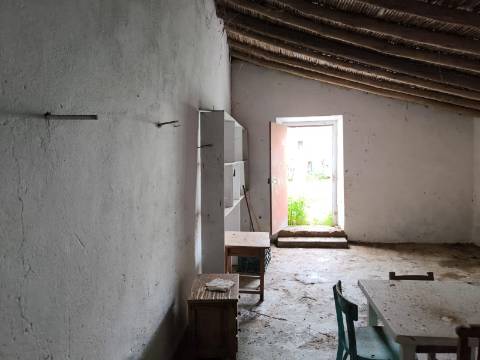 MORADIA COM TERRENO EM RUINAS - COM 600 M2 - PARA HABITAÇÃO - TURISMO - COM TERRENO DE 600 M2 - EM MILFRADES - VAQUEIROS - ALCOUTIM - ALGARVE