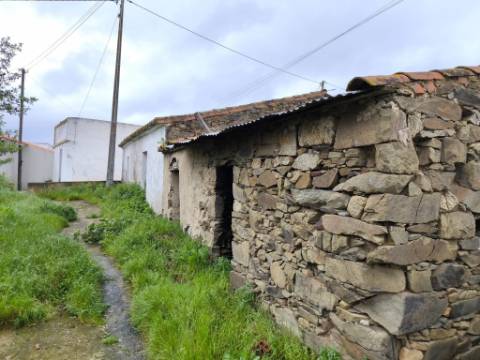 MORADIA COM TERRENO EM RUINAS - COM 600 M2 - PARA HABITAÇÃO - TURISMO - COM TERRENO DE 600 M2 - EM MILFRADES - VAQUEIROS - ALCOUTIM - ALGARVE