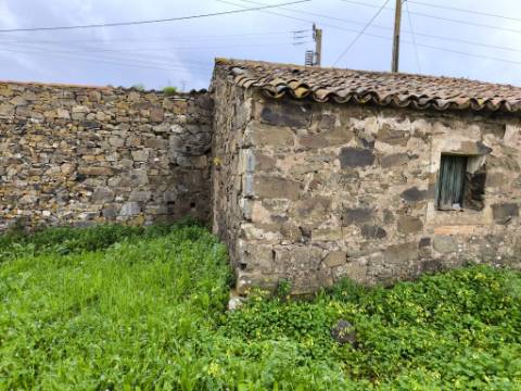 MORADIA COM TERRENO EM RUINAS - COM 600 M2 - PARA HABITAÇÃO - TURISMO - COM TERRENO DE 600 M2 - EM MILFRADES - VAQUEIROS - ALCOUTIM - ALGARVE