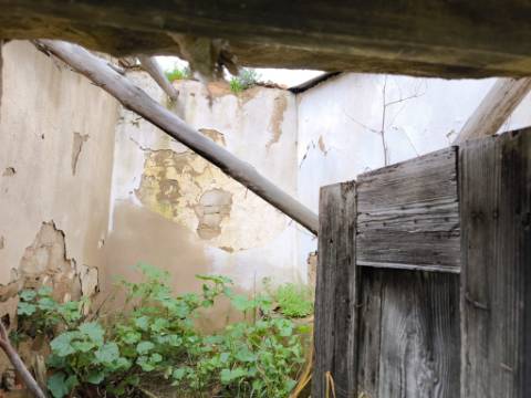 MORADIA COM TERRENO EM RUINAS - COM 600 M2 - PARA HABITAÇÃO - TURISMO - COM TERRENO DE 600 M2 - EM MILFRADES - VAQUEIROS - ALCOUTIM - ALGARVE