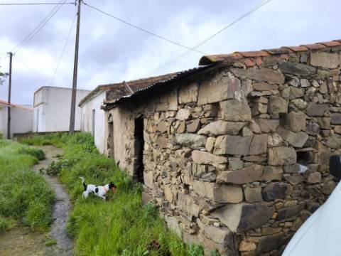 MORADIA COM TERRENO EM RUINAS - COM 600 M2 - PARA HABITAÇÃO - TURISMO - COM TERRENO DE 600 M2 - EM MILFRADES - VAQUEIROS - ALCOUTIM - ALGARVE