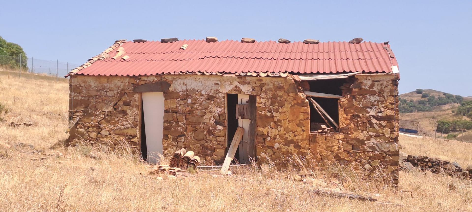Terreno com ruina para construção de uma moradia T3, curral doa Boieiros, Tavira