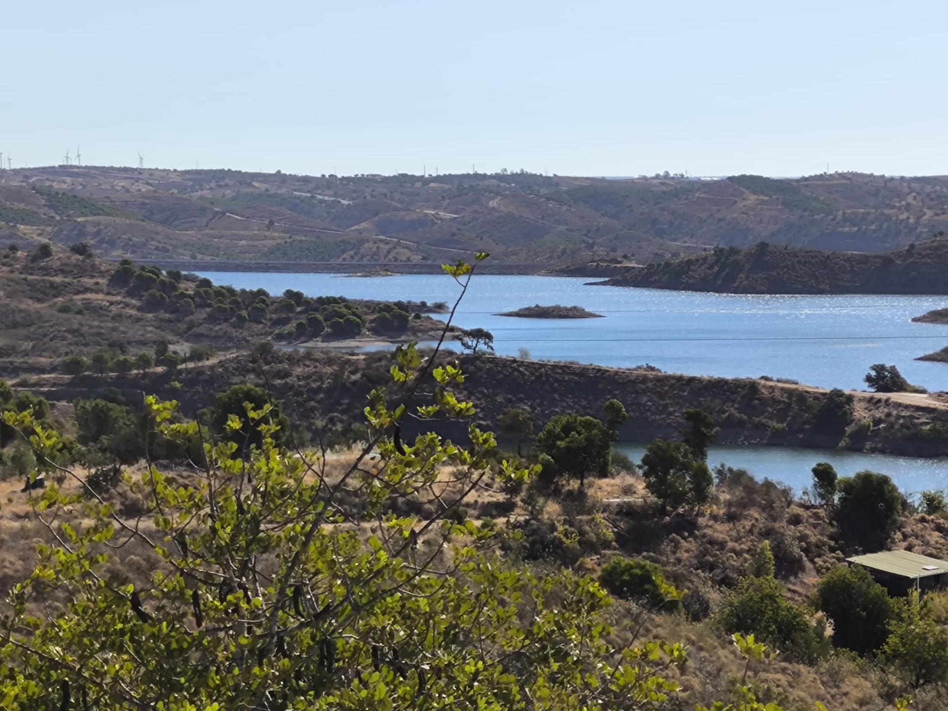 TERRENO RÚSTICO COM 20.080 M² - VISTA LAGO - COM POSSIBILIDADE DE CONSTRUÇÃO AGRÍCOLA - PRÓXIMO AO TANOEIRO - CASTRO MARIM - ALGARVE