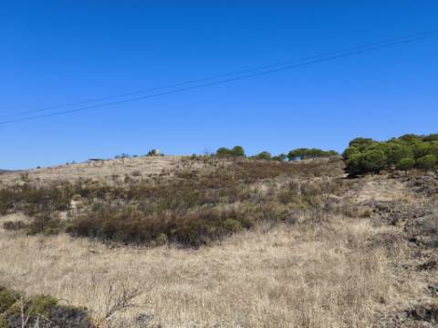 TERRENO RÚSTICO COM 20.080 M² - VISTA LAGO - COM POSSIBILIDADE DE CONSTRUÇÃO AGRÍCOLA - PRÓXIMO AO TANOEIRO - CASTRO MARIM - ALGARVE