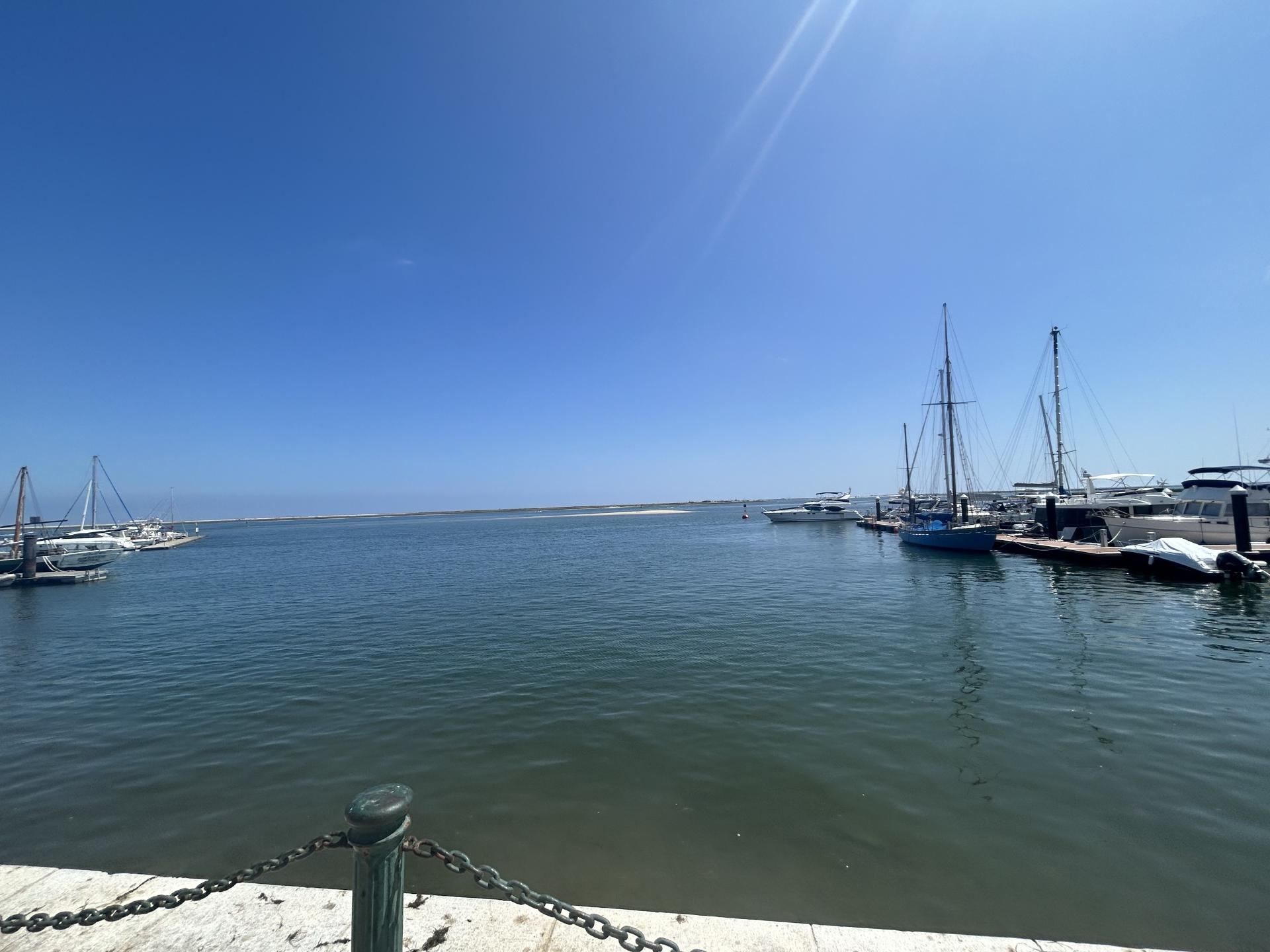 Excelente Oportunidade: Bar para Trespasse com Vista para a Ria de Olhão