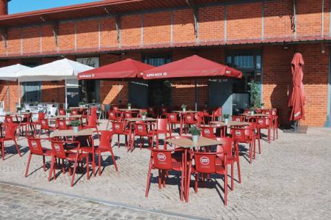 Excelente Oportunidade: Bar para Trespasse com Vista para a Ria de Olhão