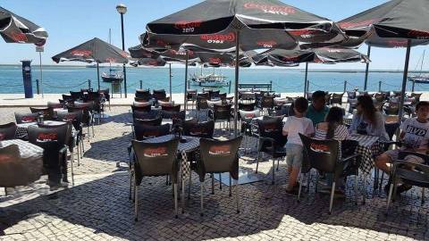 Excelente Oportunidade: Bar para Trespasse com Vista para a Ria de Olhão