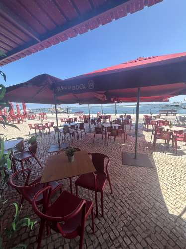 Excelente Oportunidade: Bar para Trespasse com Vista para a Ria de Olhão