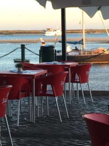 Excelente Oportunidade: Bar para Trespasse com Vista para a Ria de Olhão