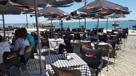 Excelente Oportunidade: Bar para Trespasse com Vista para a Ria de Olhão