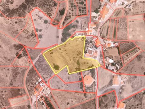 TERRENO DE 4600 M2 -COM FURO - POÇO - AGUA DA REDE ELETRICIDADE - NO MONTE DA CORTE DO GAGO - EM AZINHAL - CASTRO MARIM - ALGARVE