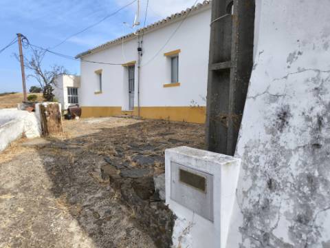 TERRENO DE 4600 M2 -COM FURO - POÇO - AGUA DA REDE ELETRICIDADE - NO MONTE DA CORTE DO GAGO - EM AZINHAL - CASTRO MARIM - ALGARVE