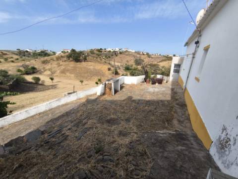 TERRENO DE 4600 M2 -COM FURO - POÇO - AGUA DA REDE ELETRICIDADE - NO MONTE DA CORTE DO GAGO - EM AZINHAL - CASTRO MARIM - ALGARVE
