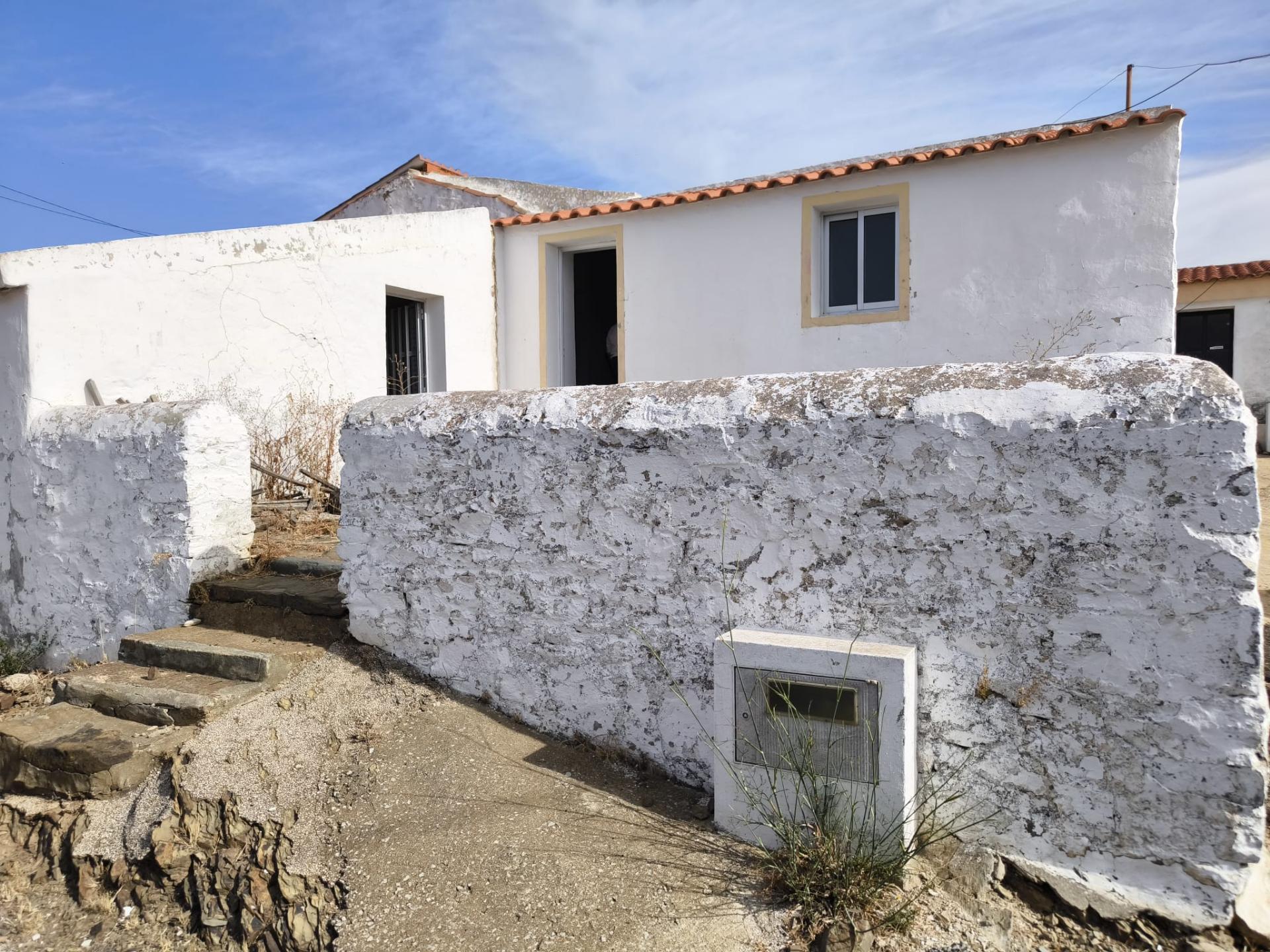 MORADIAS COM TERRENO DE 4600 M2 -COM FURO - POÇO - AGUA DA REDE ELETRICIDADE - NO MONTE DA CORTE DO GAGO - EM AZINHAL - CASTRO MARIM - ALGARVE