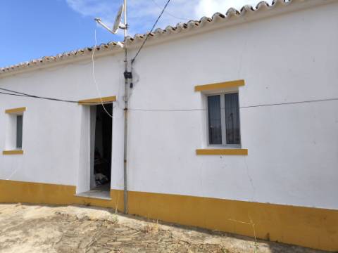 MORADIAS COM TERRENO DE 4600 M2 -COM FURO - POÇO - AGUA DA REDE ELETRICIDADE - NO MONTE DA CORTE DO GAGO - EM AZINHAL - CASTRO MARIM - ALGARVE