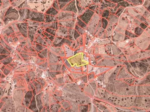 MORADIAS COM TERRENO DE 4600 M2 -COM FURO - POÇO - AGUA DA REDE ELETRICIDADE - NO MONTE DA CORTE DO GAGO - EM AZINHAL - CASTRO MARIM - ALGARVE