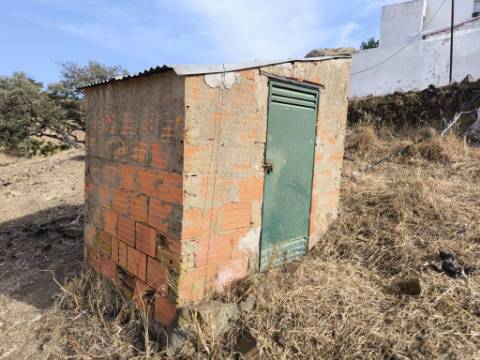 MORADIAS COM TERRENO DE 4600 M2 -COM FURO - POÇO - AGUA DA REDE ELETRICIDADE - NO MONTE DA CORTE DO GAGO - EM AZINHAL - CASTRO MARIM - ALGARVE
