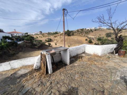 MORADIAS COM TERRENO DE 4600 M2 -COM FURO - POÇO - AGUA DA REDE ELETRICIDADE - NO MONTE DA CORTE DO GAGO - EM AZINHAL - CASTRO MARIM - ALGARVE