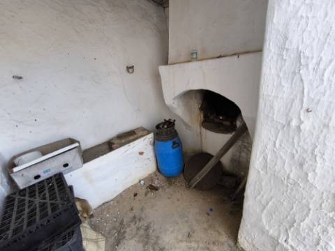 MORADIAS COM TERRENO DE 4600 M2 -COM FURO - POÇO - AGUA DA REDE ELETRICIDADE - NO MONTE DA CORTE DO GAGO - EM AZINHAL - CASTRO MARIM - ALGARVE