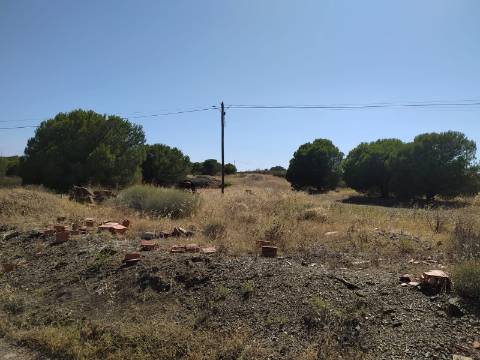 Terreno Rustico -Plano com 2960 m², situado numa zona tranquila com vários acesso, nas proximidades do Azinhal, Odeleite Castro Marim , Algarve.
