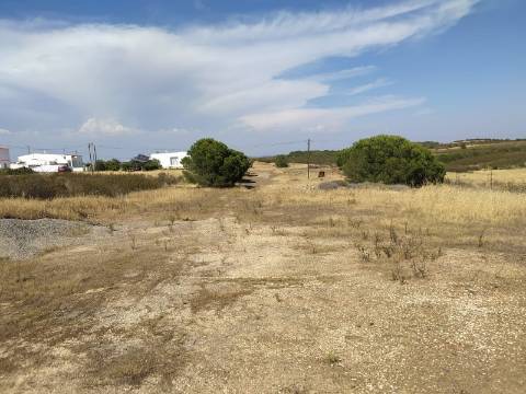 Terreno Rustico -Plano com 2960 m², situado numa zona tranquila com vários acesso, nas proximidades do Azinhal, Odeleite Castro Marim , Algarve.
